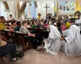 Fiéis lotam a Catedral de Apucarana para a Missa do Lava-Pés