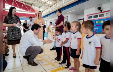 Prefeito entregou kits na Escola Senador Marcos de Barros Freire
