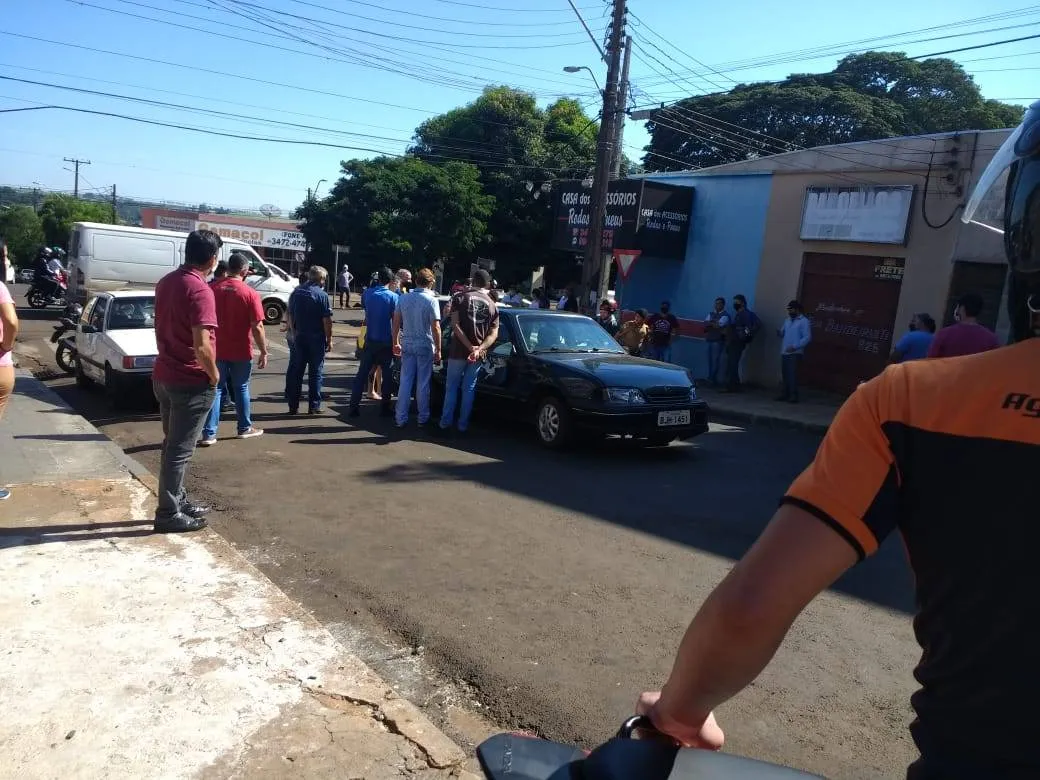 Motorista é preso após colidir com veículos estacionados, em Ivaiporã