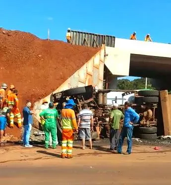 Caminhão da coleta de lixo de Apucarana se envolve em acidente; assista