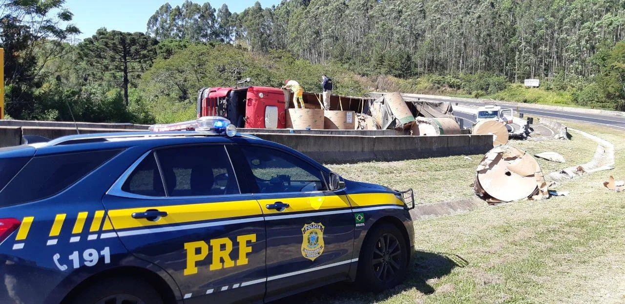 Motorista fica ferido após tombamento de carreta, em Mauá da Serra