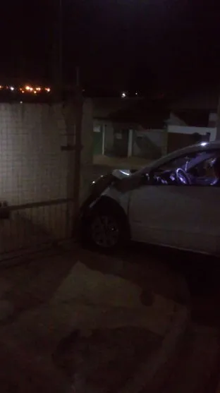 Motorista é detido após atingir portão e muro de casa em Apucarana