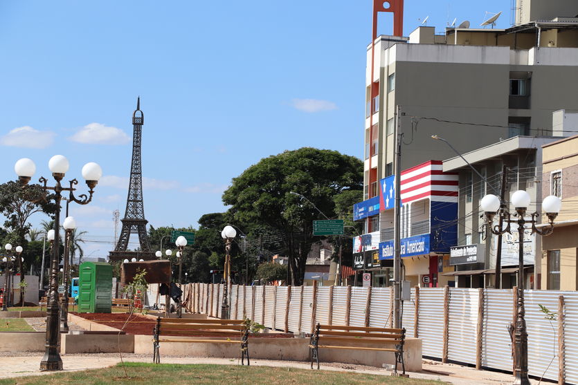  Praça França na Av. Souza Naves  