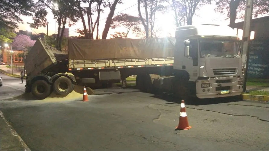 Caminhão tomba na Clotário Portugal e bloqueia trânsito em Apucarana