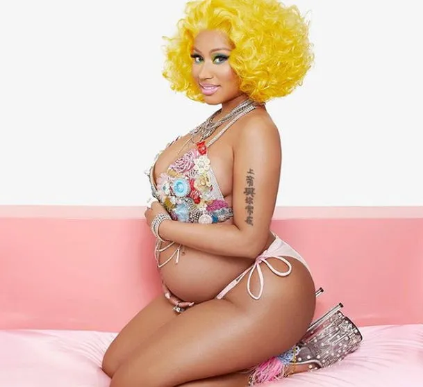 Nicki Minaj anuncia gravidez ao postar foto com a mão na barriga