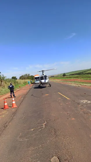 Carreta de Apucarana tomba e helicóptero socorre motorista