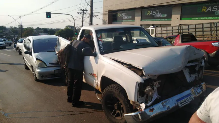 Caminhão tomba e acidente envolve vários veículos em Apucarana; ASSISTA