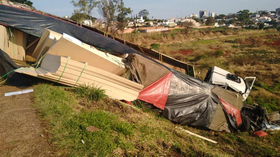 Caminhão tomba e acidente envolve vários veículos em Apucarana; ASSISTA