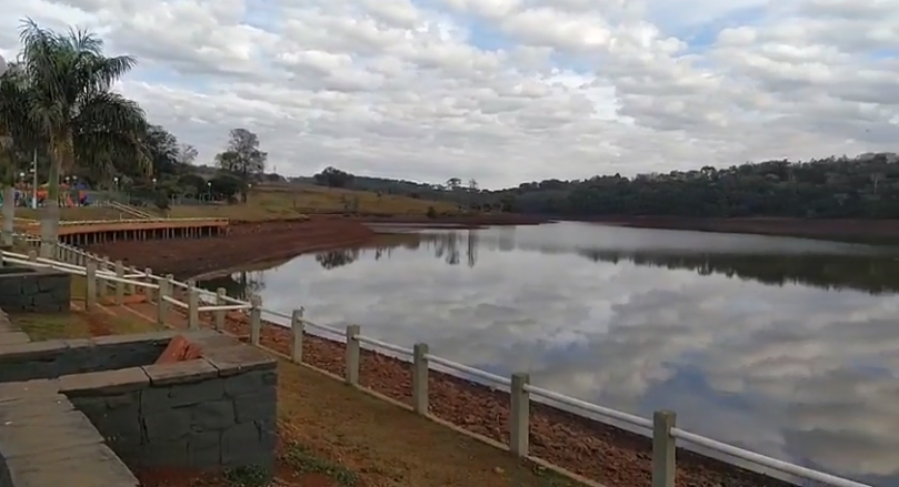 Prefeitura realiza manutenção na represa do Parque da Raposa; ASSISTA