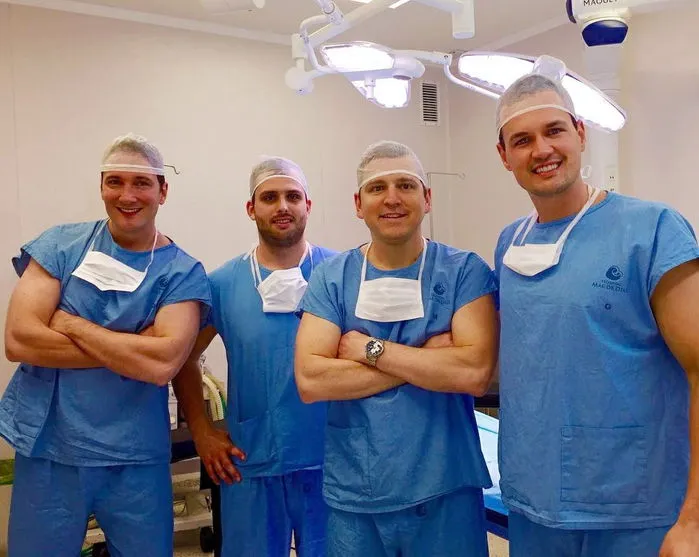  Da esquerda para a direita, Dr. Fabricio bervian (Cirurgião plástico), Renato oliveira (fisioterapeuta), Dr. Diego Ughini (Médico anestesista) e o Dr. Guilherme Larsen (cirurgião plástico). 