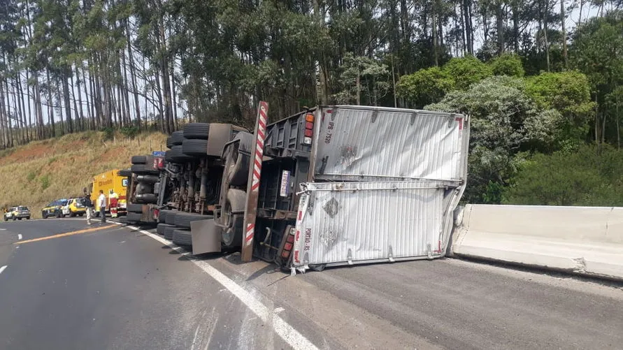 Caminhão tomba na BR-376 na Serra do Cadeado