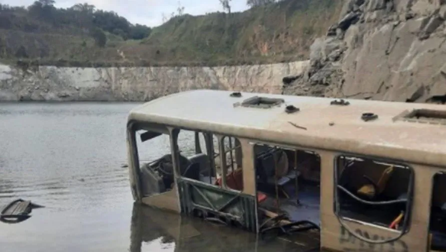 Ônibus abandonado aparece no fundo de reservatório em Curitiba