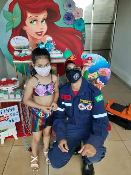Bombeiros participam de aniversário de garotinha em Arapongas