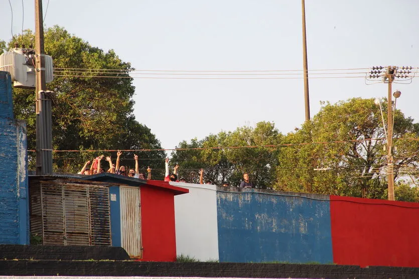 Torcida do Apucarana Sports 'dá um jeitinho' para ver jogo mesmo com portões fechados