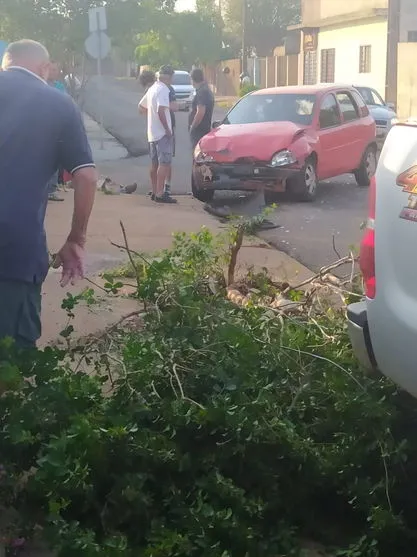 Colisão entre carro e caminhonete deixa uma pessoa ferida em Arapongas