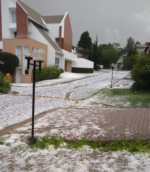 Vídeos e fotos de chuva de granizo em Curitiba viralizam; novo temporal é previsto