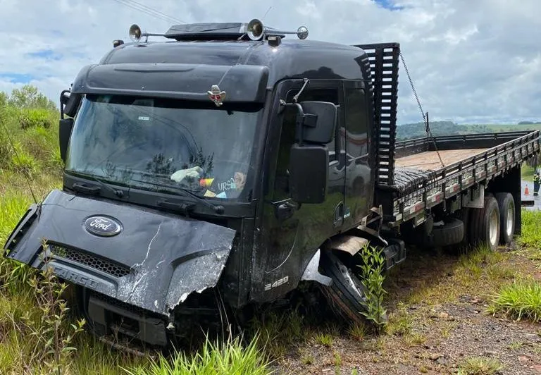 Colisão entre carro e caminhão mata família na PR-170