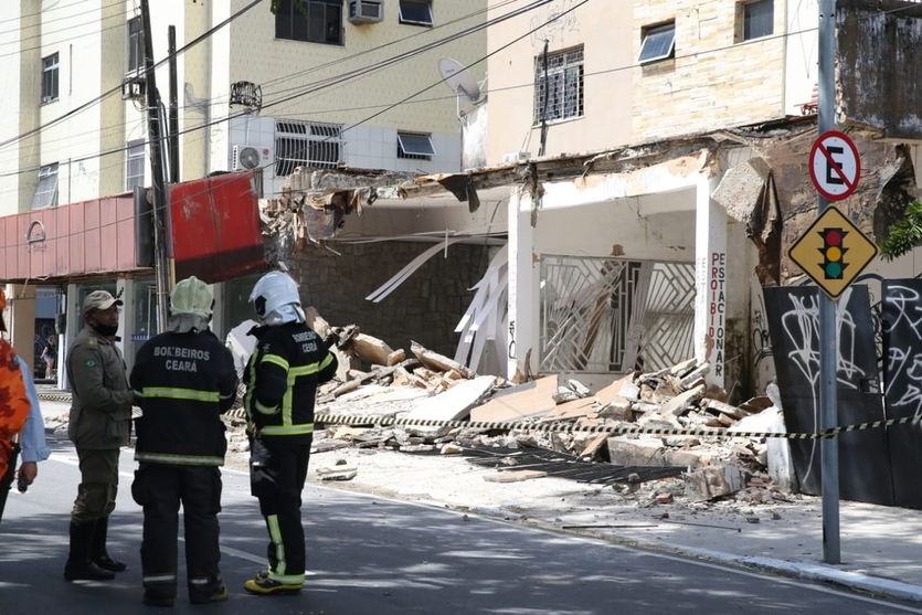 Fachada de prédio cai e escombros deixam moradores presos