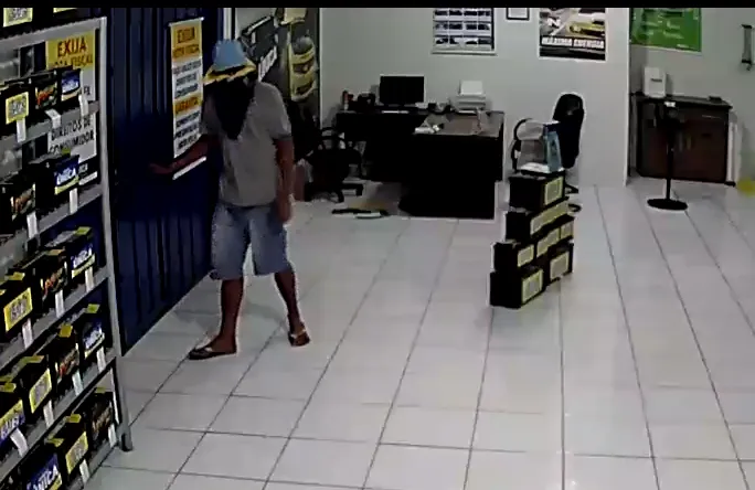 Câmera flagra ladrão invadindo comércio em Apucarana; assista
