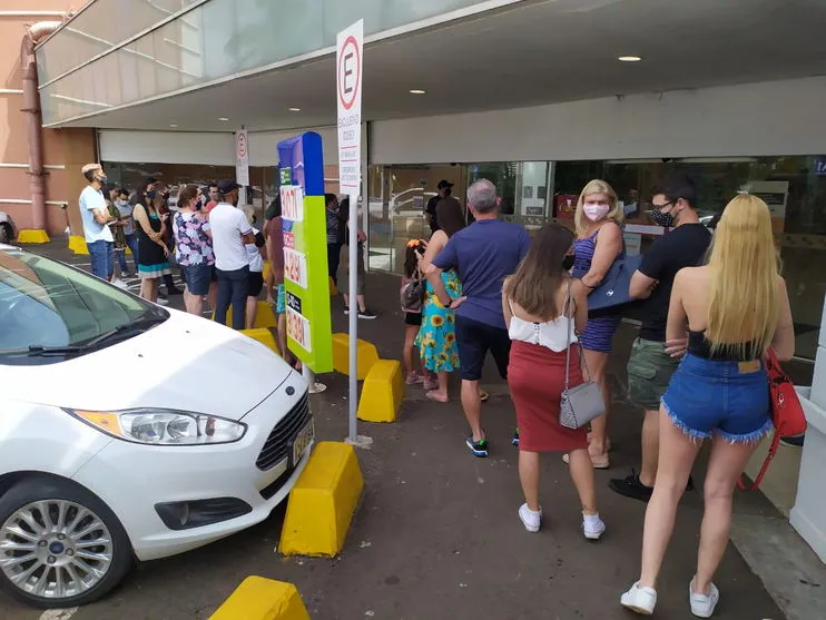 Shopping de Londrina atinge lotação de 50% e clientes esperam para entrar