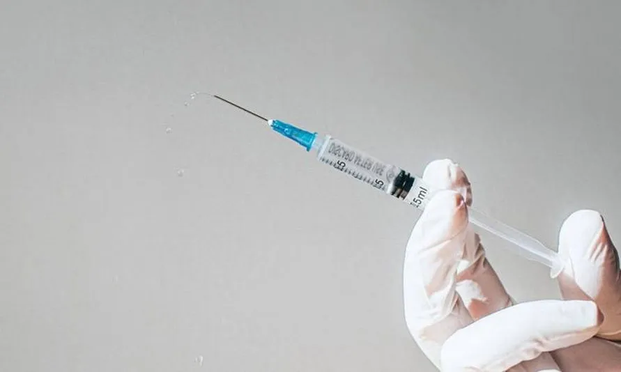 Pfizer está desenvolvendo vacina em pó para facilitar o transporte do imunizante