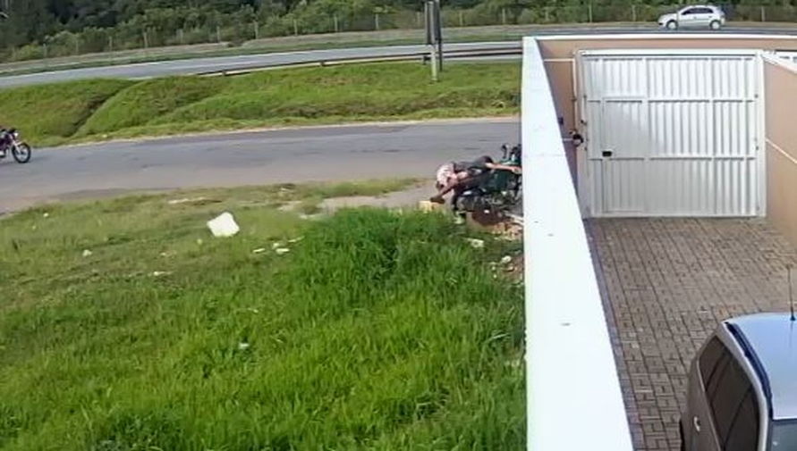 Câmera de segurança registra momento em que motociclista bate em muro; Vídeo