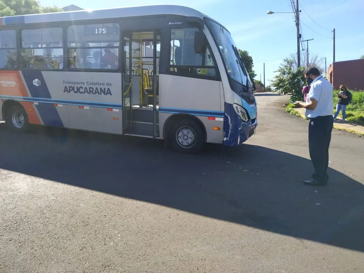 Acidente entre ônibus e carro é registrado em Apucarana