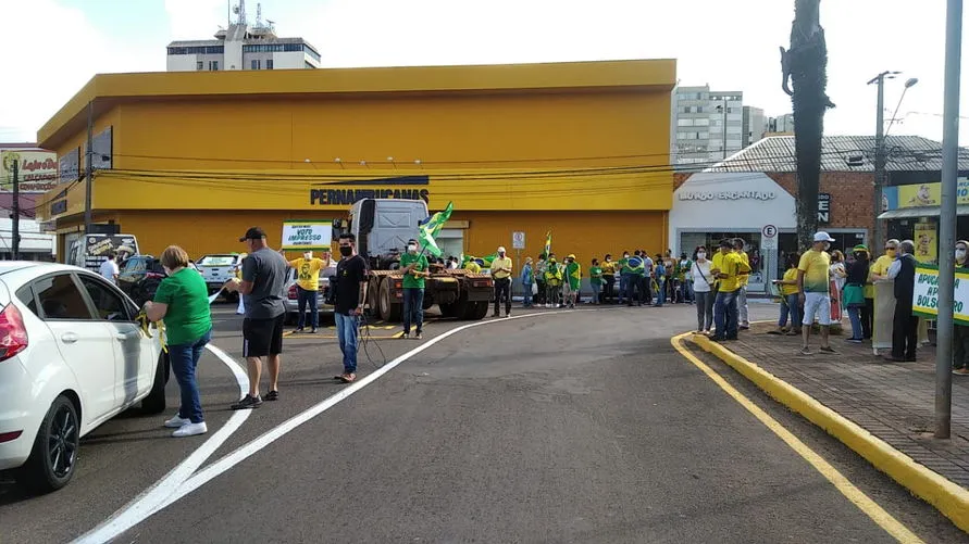 Protesto pró-Bolsonaro movimenta o centro de Apucarana; veja