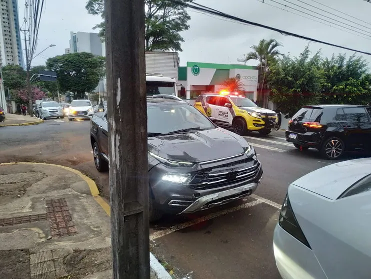 Carro invade loja e destrói vitrine no centro de Apucarana