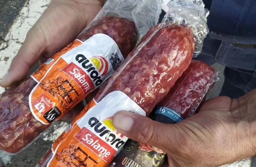 Homem furta salames em mercado e acaba preso em Apucarana
