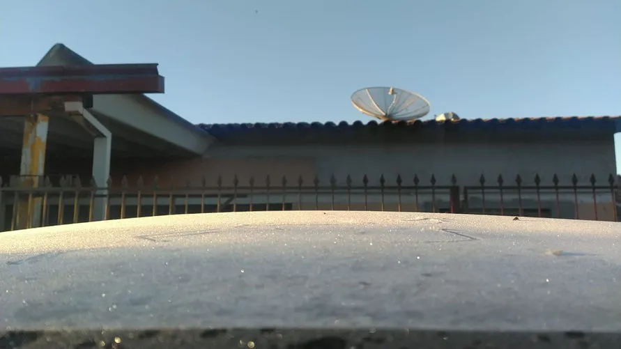 Moradores de Apucarana registram gelo nesta manhã; Veja
