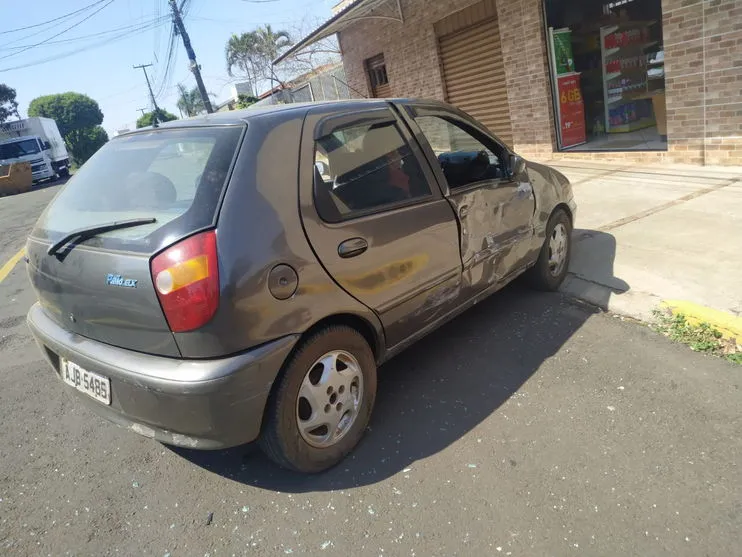 Acidente em bairro de Apucarana provoca danos em veículos