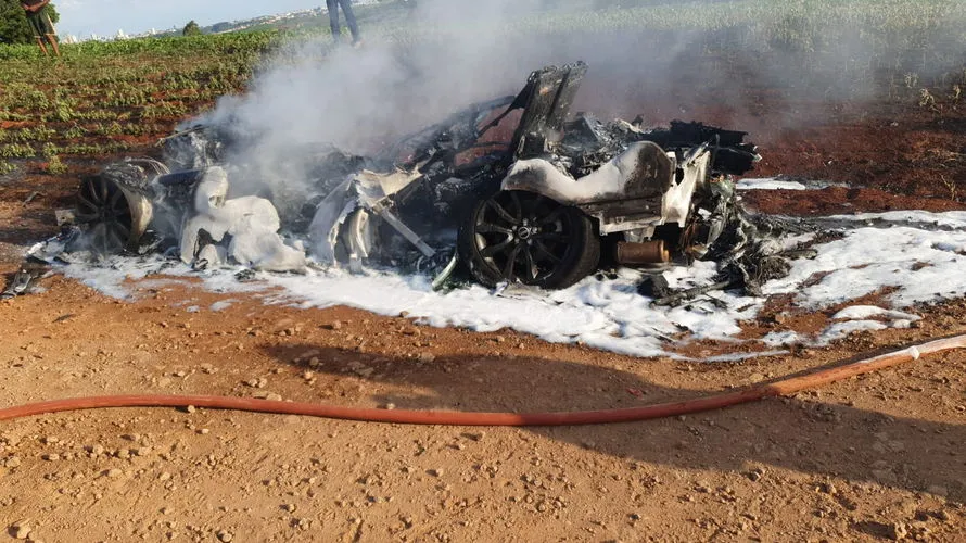 Range Rover pega fogo em Apucarana e fica destruída