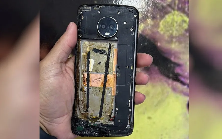 Vídeo: bateria de celular 'inchado' explode em loja