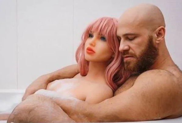 Fisiculturista se casa pela segunda vez com boneca inflável