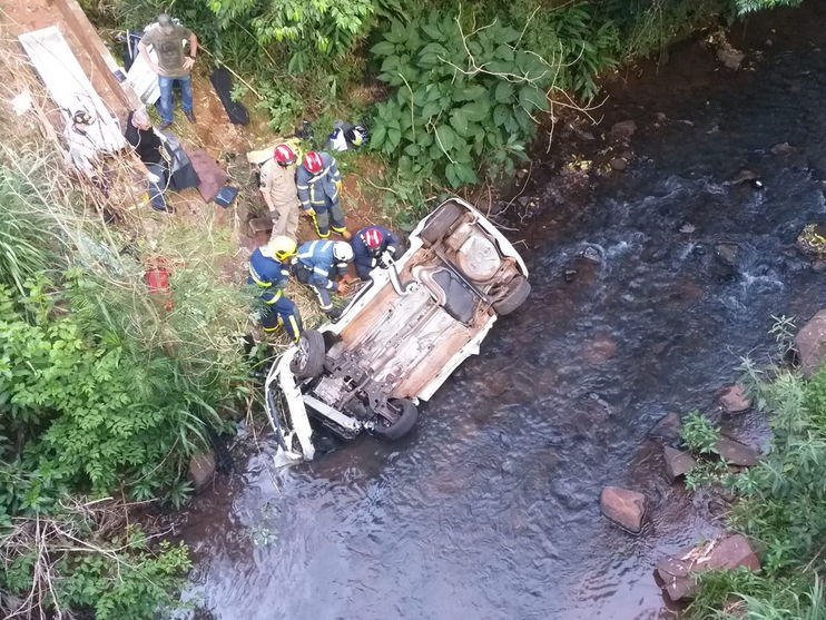 Homem morre após perder controle do veículo e cair em riacho