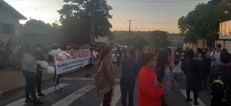  Manifestação reuniu dezenas de pessoas em frente ao Colégio Canale 