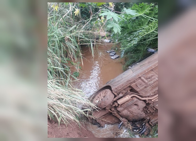  O automóvel caiu em um riacho que deságua no Rio Munhoz 