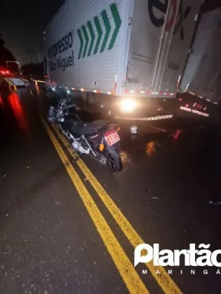  Outras duas motocicletas que seguiam atrás do caminhão se envolveram no acidente 