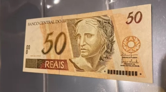  Cédula de R$ 50 com erro na numeração vale cerca de R$ 1.000 