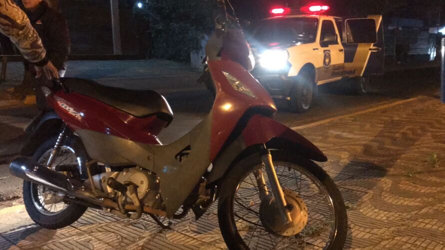  Motocicleta envolvida no acidente, no centro de Apucarana 