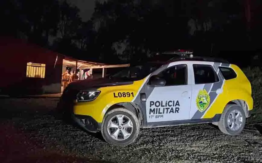  O crime ocorreu dentro da casa de uma amiga no bairro Nova Serrinha, em Balsa Nova, Região Metropolitana de Curitiba (RMC). 