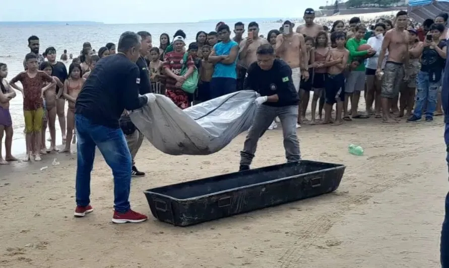 Banhistas encontram esqueleto humano enquanto nadavam; vídeo