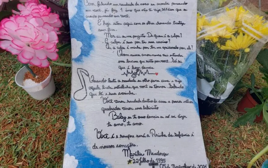 Fãs prestam homenagens em túmulo de Marília Mendonça