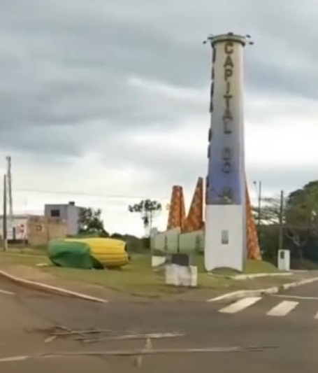  Vento derrubou monumento do milho do em Mauá da Serra 
