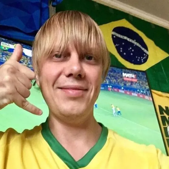 Após 4 anos, 'Psicopata do Hexa' reaparece torcendo pelo Brasil