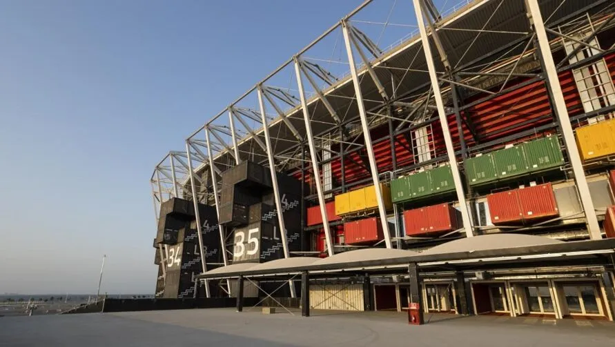  Estádio 974 foi construído com containers e módulos de aço 