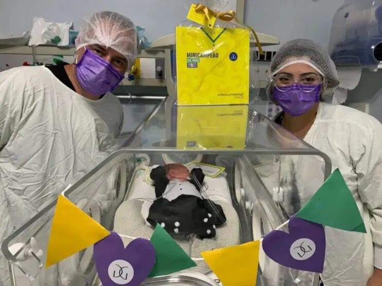 Hospital põe a ‘amarelinha’ em bebês da UTI e manda recados à seleção