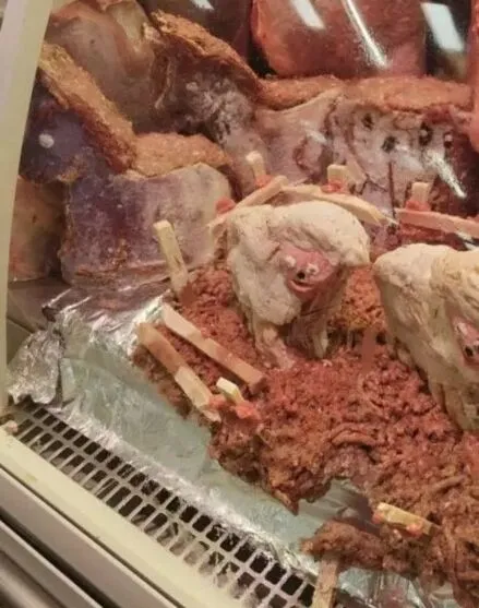 Açougue faz presépio de carne crua e viraliza nas redes sociais; veja