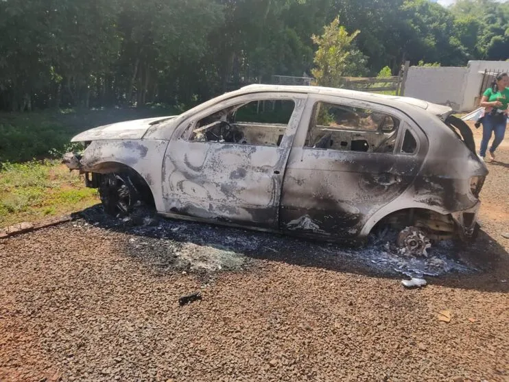  O carro foi localizado na manhã deste domingo (09), queimado na estrada rural Sebastião Piassa. 